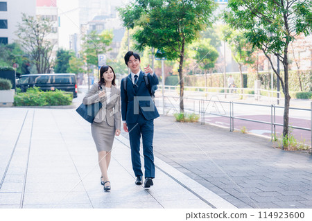商務人士與男人和女人一起外出散步 商務人士與男人和女人一起外出散步 114923600