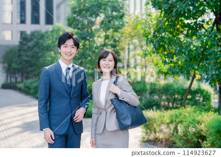 Men and women walking outside 114923627