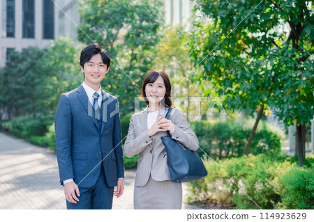 商務人士與男人和女人一起外出散步 商務人士與男人和女人一起外出散步 114923629