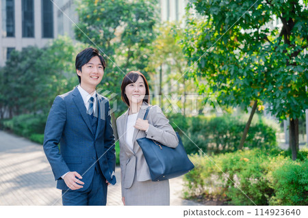 商務人士與男人和女人一起外出散步 114923640