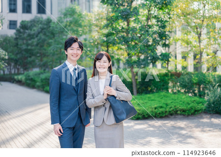商務人士與男人和女人一起外出散步 114923646