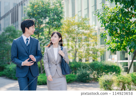 商務人士與男人和女人一起外出散步 商務人士與男人和女人一起外出散步 114923658