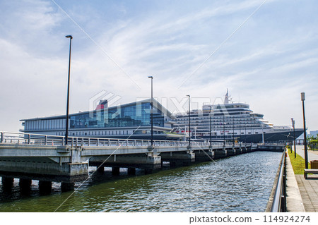 Tokyo International Cruise Terminal: Queen Elizabeth cruise ship docked 114924274