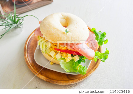Ham and egg bagel sandwich 114925416