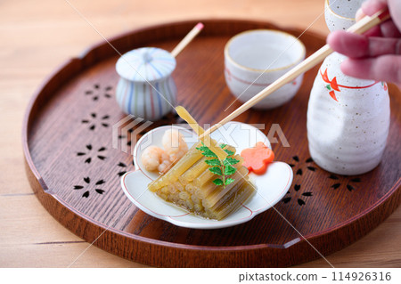 Spring wild vegetable dish: Boiled butterbur and sake Spring wild vegetable dish: Boiled butterbur and sake 114926316