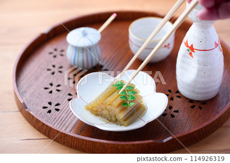春季野菜:煮蜂斗菜和清酒 春季野菜:煮蜂斗菜和清酒 114926319