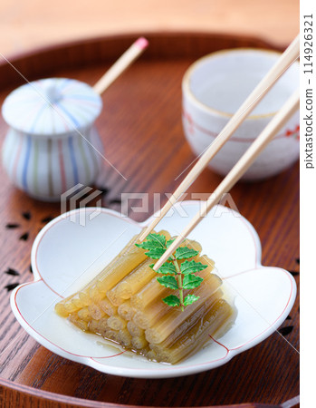 Spring wild vegetable dish: Boiled butterbur and sake 114926321