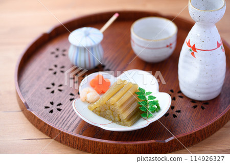 Spring wild vegetable dish: Boiled butterbur and sake Spring wild vegetable dish: Boiled butterbur and sake 114926327