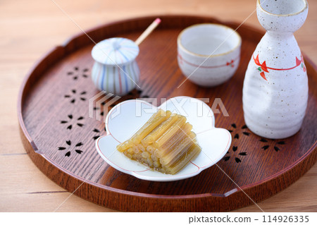 Spring wild vegetable dish: Boiled butterbur and sake Spring wild vegetable dish: Boiled butterbur and sake 114926335