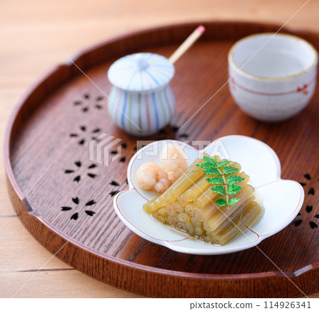 春季野菜:煮蜂斗菜和清酒 春季野菜:煮蜂斗菜和清酒 114926341