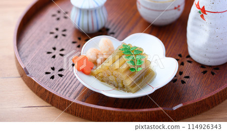 Spring wild vegetable dish: Boiled butterbur and sake Spring wild vegetable dish: Boiled butterbur and sake 114926343