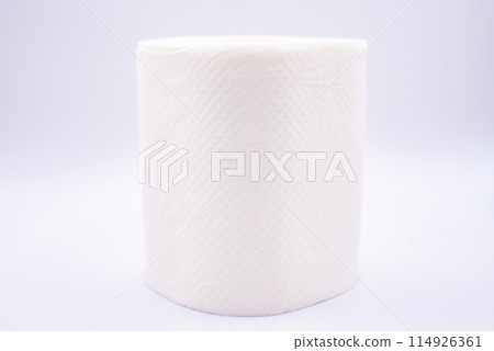 白色背景上的新白色衛生紙 114926361