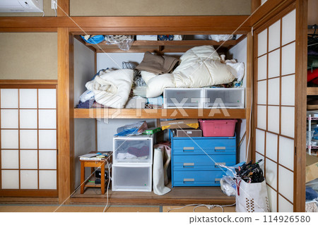 日式房間的衣櫃裡，各種各樣的東西混雜在一起。 114926580