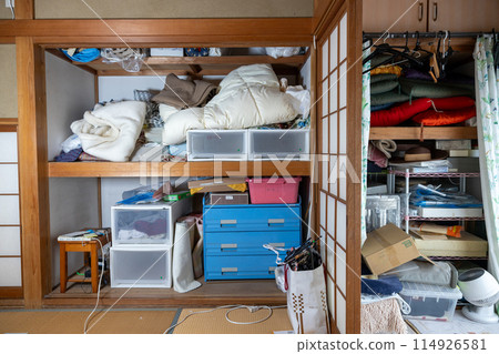 日式房間的衣櫃裡,各種各樣的東西混雜在一起。 日式房間的衣櫃裡,各種各樣的東西混雜在一起。 114926581