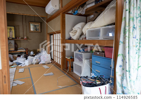 正在整理物品的日式房間 114926585