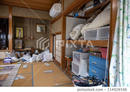 Japanese-style room undergoing sorting 114926586