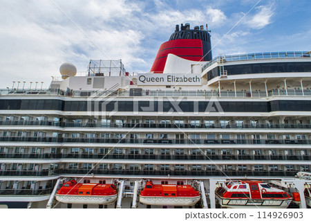 Tokyo International Cruise Terminal: Queen Elizabeth cruise ship docked Tokyo International Cruise Terminal: Queen Elizabeth cruise ship docked 114926903