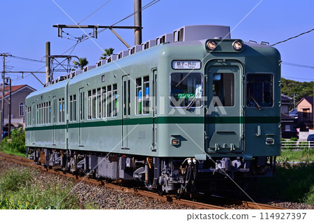 A 22000 series train on the Choshi Electric Railway Line on a clear day 114927397