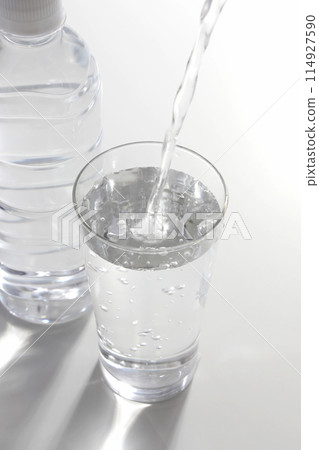 礦泉水倒入玻璃杯中 114927590