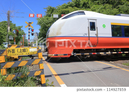 通過外側平交道口的特急津輕 通過外側平交道口的特急津輕 114927859