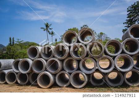 A stack of concrete ring pipes piled and creating a symmetrical arrangement 114927911