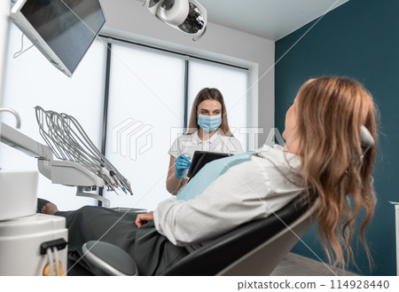 The patient participates in the development of the treatment plan and actively discusses his wishes. The dentist provides detailed explanations regarding the risks and benefits of different treatments The patient participates in the development of the treatment plan and actively discusses his wishes. The dentist provides detailed explanations regarding the risks and benefits of different treatments 114928440