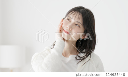一個女人在度假時在她的房間放鬆 一個女人在度假時在她的房間放鬆 114928448