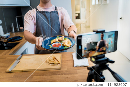 The chef is broadcasting live from workshop how to prepare a vegetarian food 114928607