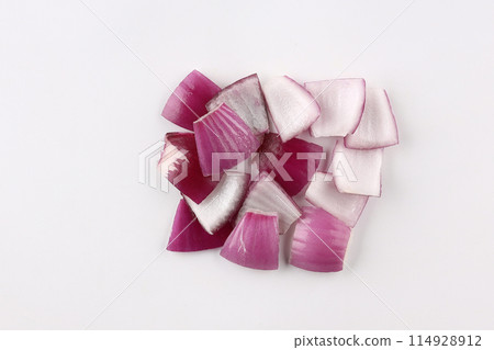 Red onions collection, isolated on white background 114928912