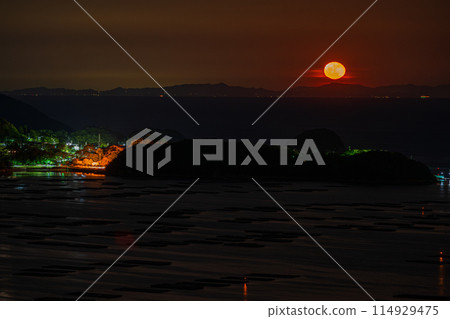 日本岡山縣瀨戶內市海上漂浮著美麗的月亮 114929475