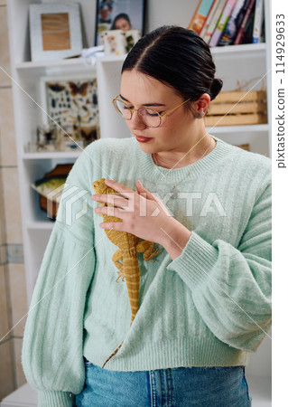 Beautiful Woman Posing with Her Adorable Bearded Dragon Pets 114929633