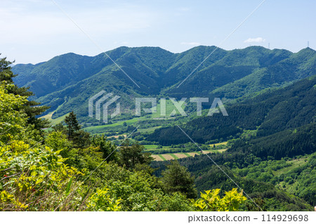 橫跨日本岡山縣和鳥取縣的三平山美麗的初夏風景 114929698