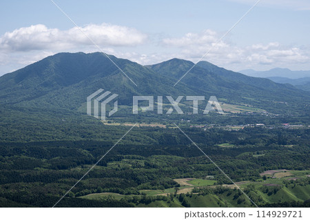 橫跨日本岡山縣和鳥取縣的三平山美麗的初夏風景 114929721