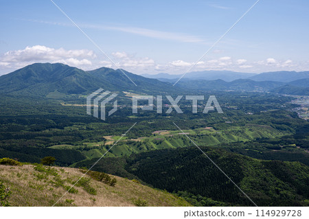 橫跨日本岡山縣和鳥取縣的三平山美麗的初夏風景 114929728