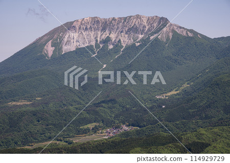 橫跨日本岡山縣和鳥取縣的三平山美麗的初夏風景 114929729