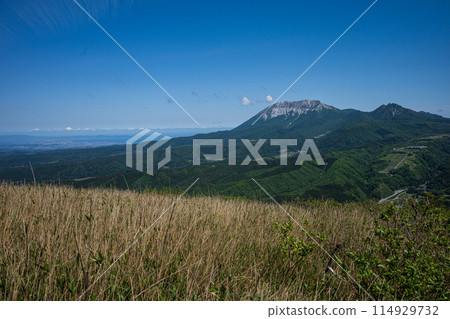 橫跨日本岡山縣和鳥取縣的三平山美麗的初夏風景 114929732