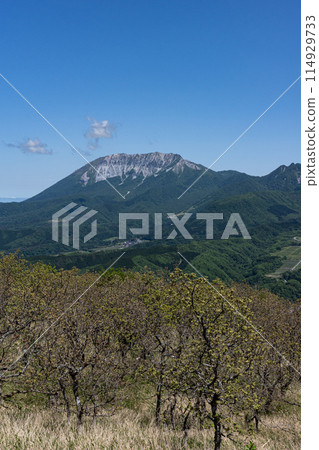 橫跨日本岡山縣和鳥取縣的三平山美麗的初夏風景 114929733