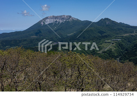 橫跨日本岡山縣和鳥取縣的三平山美麗的初夏風景 114929734