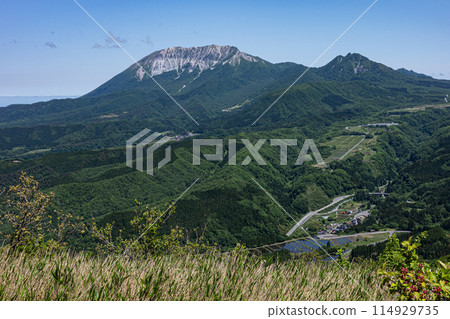 橫跨日本岡山縣和鳥取縣的三平山美麗的初夏風景 114929735