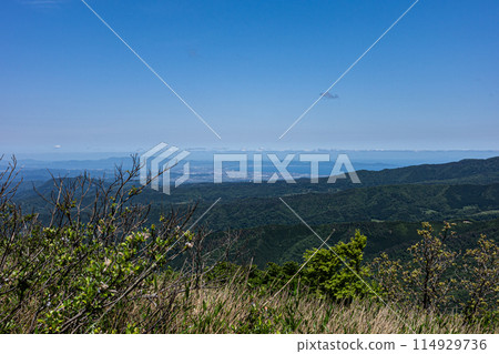 橫跨日本岡山縣和鳥取縣的三平山美麗的初夏風景 114929736
