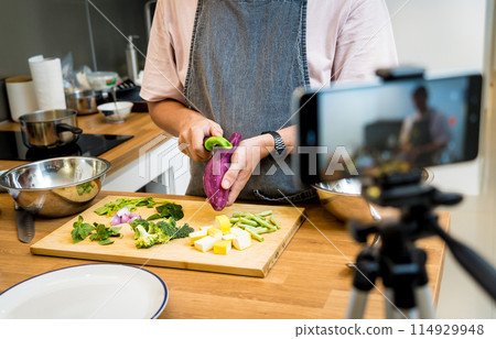 The chef is broadcasting live from workshop how to prepare a vegetarian green curry The chef is broadcasting live from workshop how to prepare a vegetarian green curry 114929948