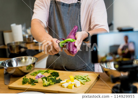 The chef is broadcasting live from workshop how to prepare a vegetarian green curry 114929955