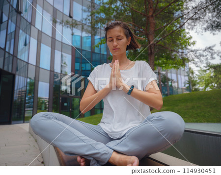 Healthy active lifestyle concept in city park 114930451