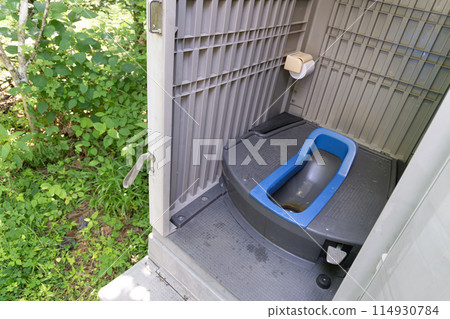 Temporary toilet 114930784