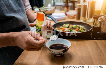 Chef at the kitchen preparing japanese buckwheat pasta with lentils 114930787
