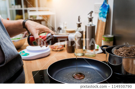 Chef at the kitchen preparing japanese buckwheat pasta with lentils 114930790
