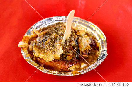Chole Samosa Chaat, An ever popular roadside treat Chole Samosa Chaat, An ever popular roadside treat 114931300