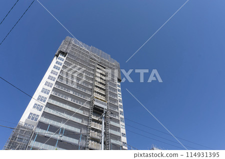 Exterior of the apartment and blue sky 114931395