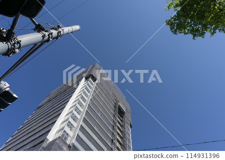 Exterior of the apartment and blue sky 114931396
