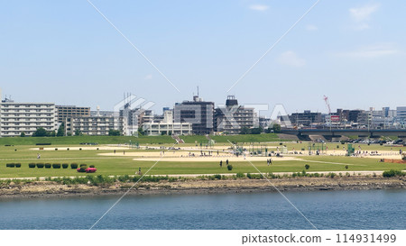 city in the spring 114931499